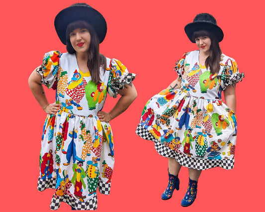 Robe en tissu vintage à motifs de clown recyclé faite à la main, garniture inférieure à carreaux noirs et blancs et manches bouffantes Taille L-XL
