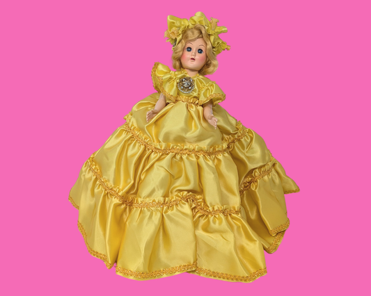 Poupée vintage à grande robe jaune des années 1990