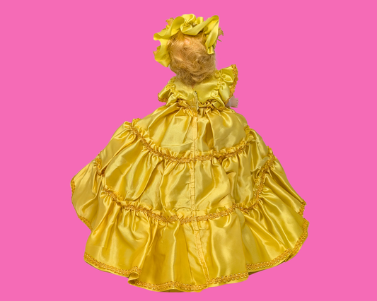 Poupée vintage à grande robe jaune des années 1990