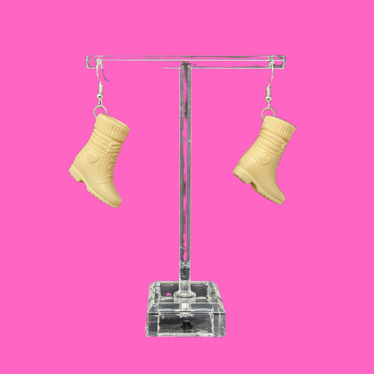 Boucles d'oreilles bottes Barbie beiges faites à la main et recyclées