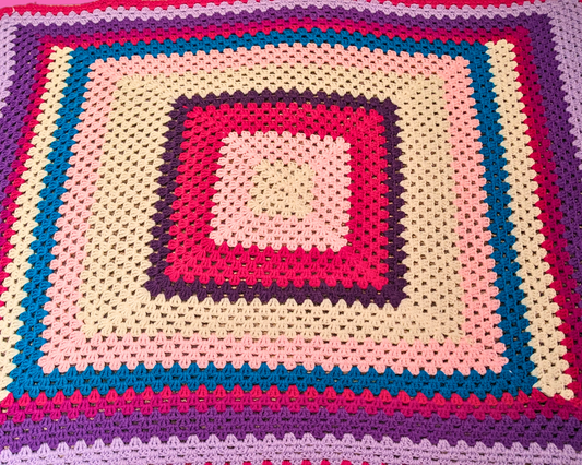 Couverture vintage au crochet en laine rose, bleu et violet des années 1980