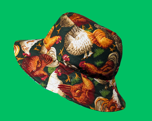 Tablier fait main et recyclé avec imprimé coqs et poulets. Chapeau bob réversible.