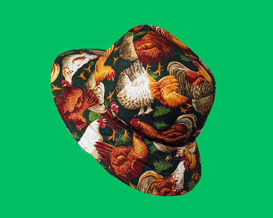 Tablier fait main et recyclé avec imprimé coqs et poulets. Chapeau bob réversible.
