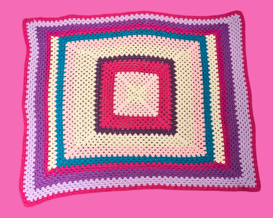 Couverture vintage au crochet en laine rose, bleu et violet des années 1980
