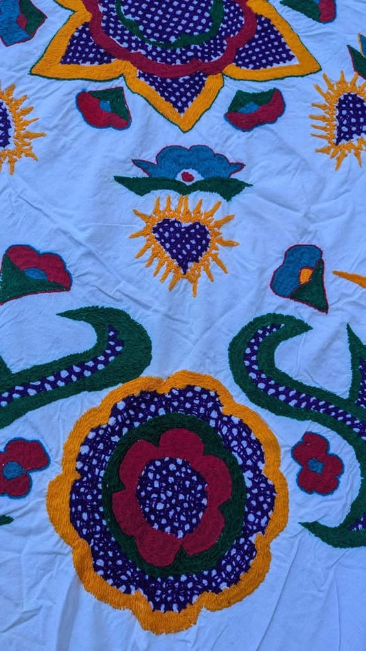 Nappe colorée et brodée vintage des années 1970