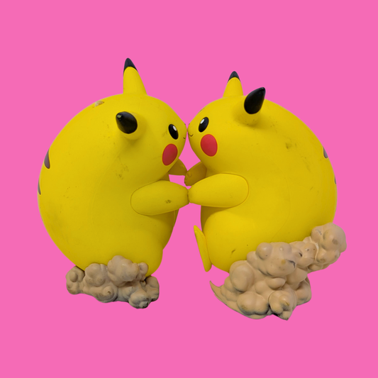 Ensemble de deux statues décoratives Pikachu, parfaites pour un projet de bricolage