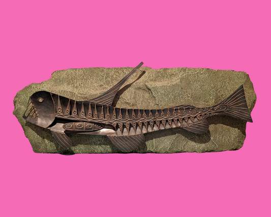Sculpture de poisson en laiton vintage des années 1990 sur un plateau en ciment