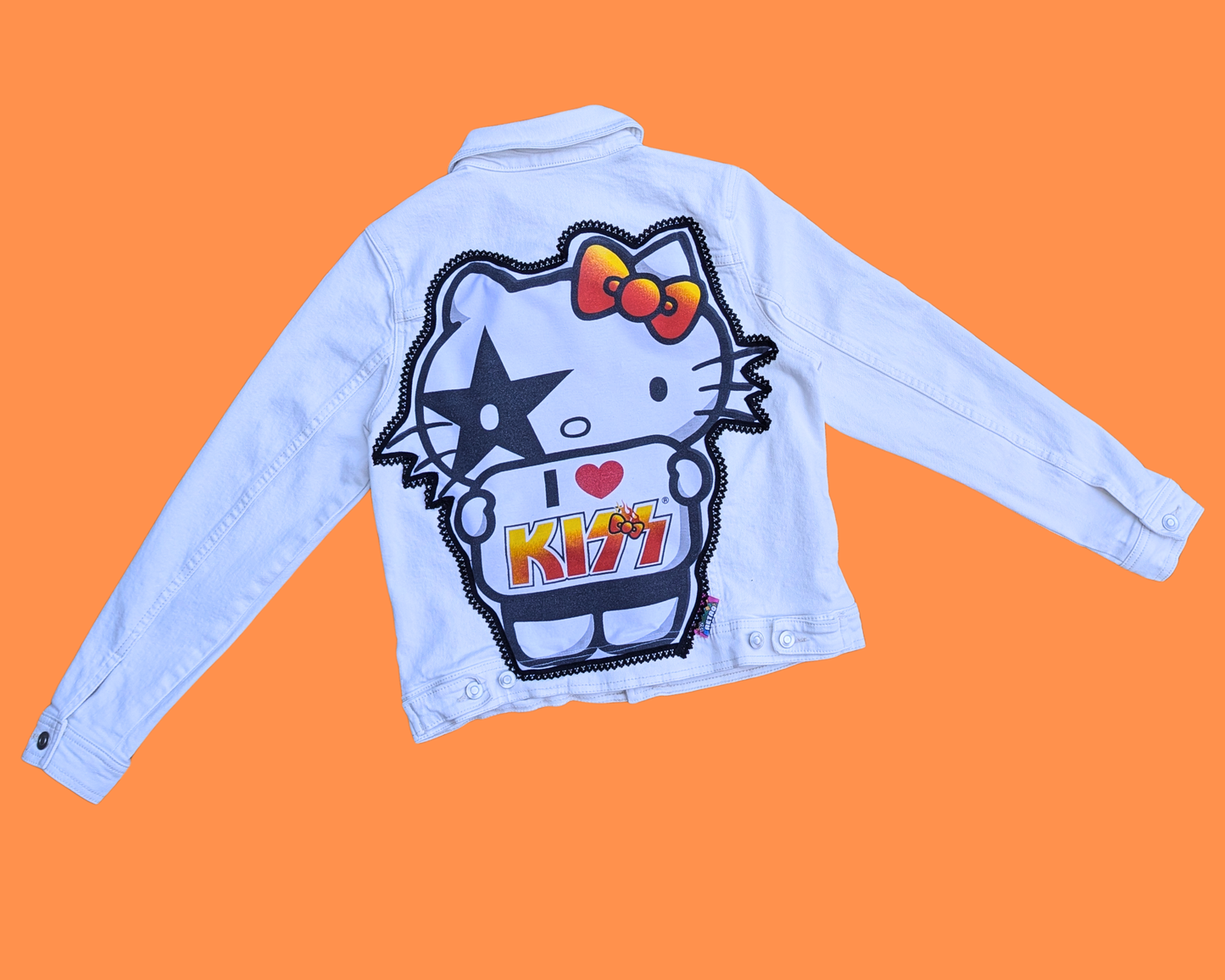 Veste en jean blanche Hello Kitty/Kiss faite main et recyclée, taille M
