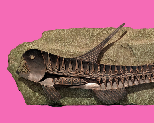 Sculpture de poisson en laiton vintage des années 1990 sur un plateau en ciment