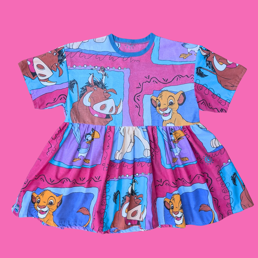 Robe en drap de lit Le Roi Lion de Walt Disney, fait main, upcyclée, taille XL (ample), taille 2XL (ajustée)