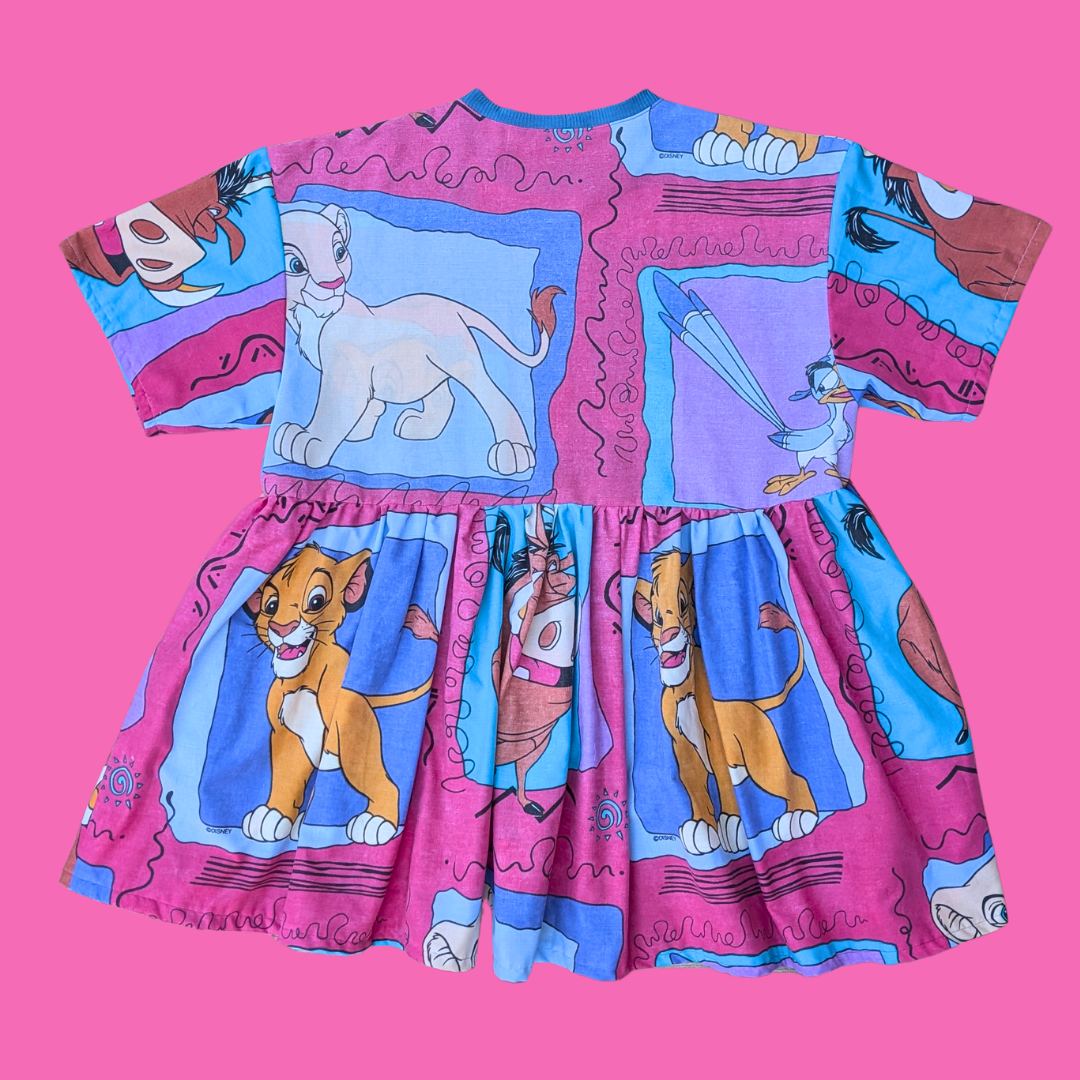 Robe en drap de lit Le Roi Lion de Walt Disney, fait main, upcyclée, taille XL (ample), taille 2XL (ajustée)