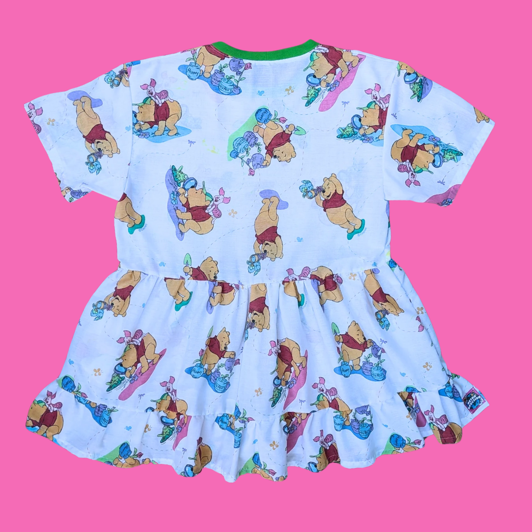 Robe fabriquée main à partir de matériaux recyclés, à l'effigie de Winnie l'Ourson de Walt Disney, taille S-M ample, L-XL ajustée