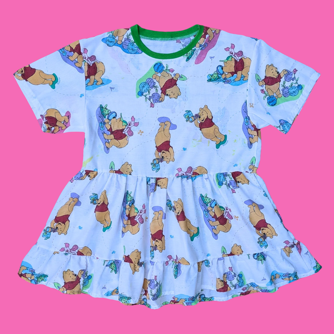Robe fabriquée main à partir de matériaux recyclés, à l'effigie de Winnie l'Ourson de Walt Disney, taille S-M ample, L-XL ajustée