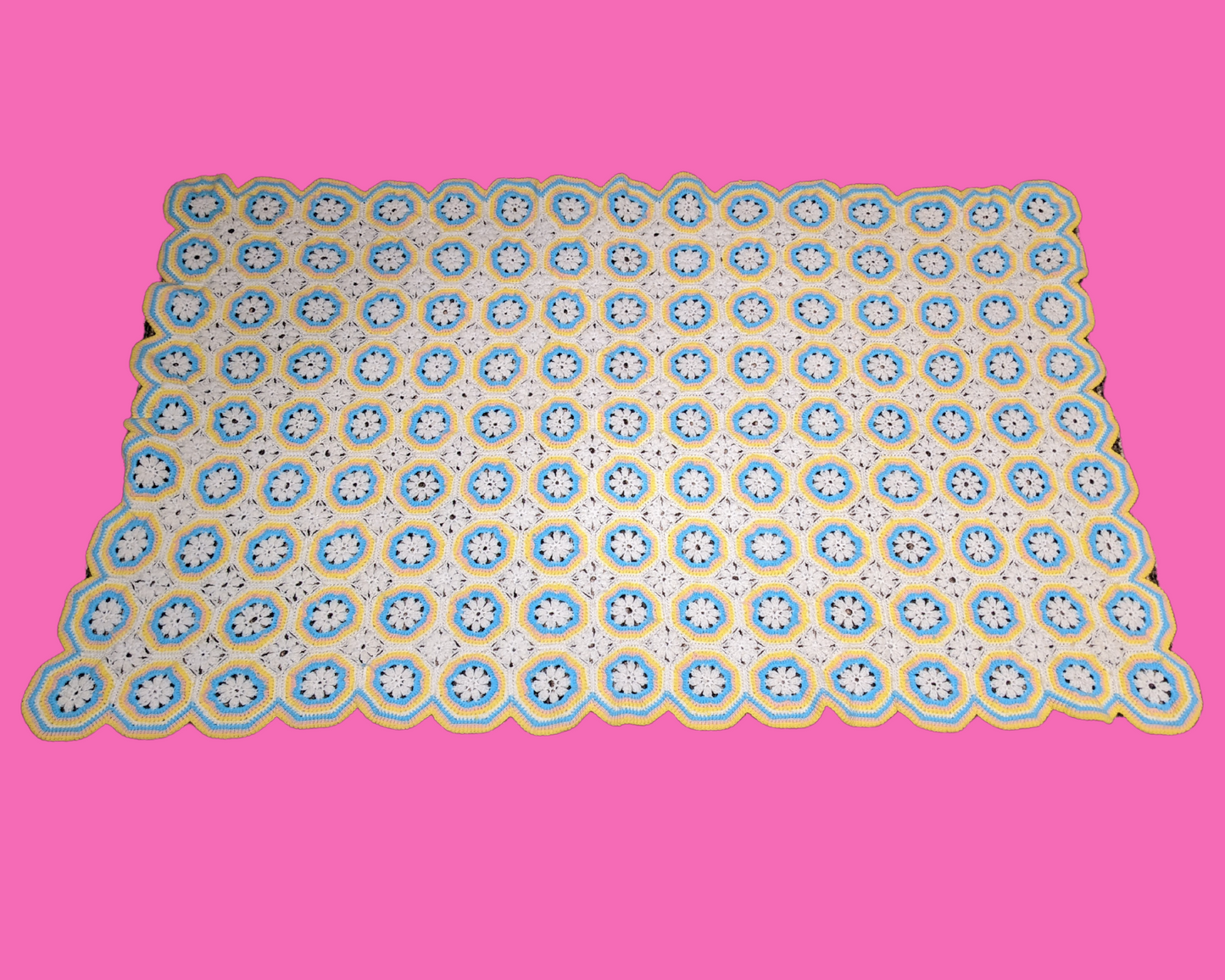 Couverture en crochet acrylique vert, jaune et blanc vintage des années 1960