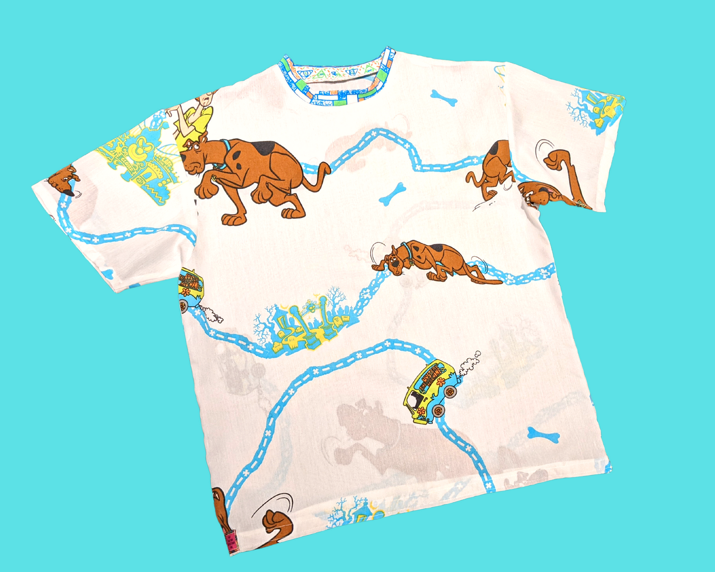 Fait à la main, Upcycled Scooby-Doo Vintage 1990's Bedsheet T-Shirt Oversize XS - Convient comme une taille M