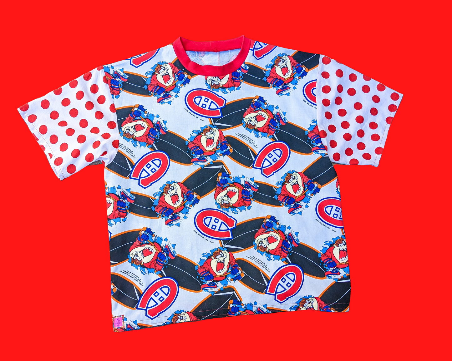 Fait à la main, Upcycled Taz et le tissu vintage des années 1990 des Canadiens de Montréal + T-shirt en tissu blanc et rouge à pois surdimensionné XS - Convient comme une taille M