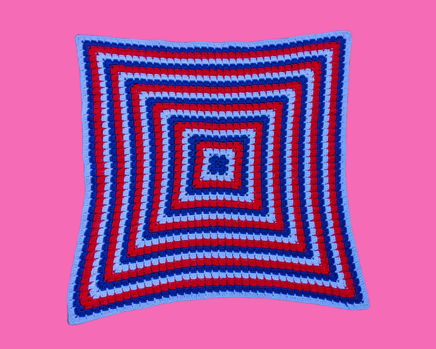 Couverture au crochet en laine bleue, rouge et blanche vintage des années 1970