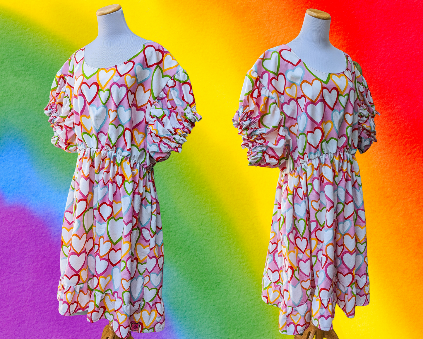 Draps faits à la main, Upcycled Rainbow Hearts Patterned, Short Puffy Sleeves, Pride LGBTQ+ Fashion, Taille 2XL