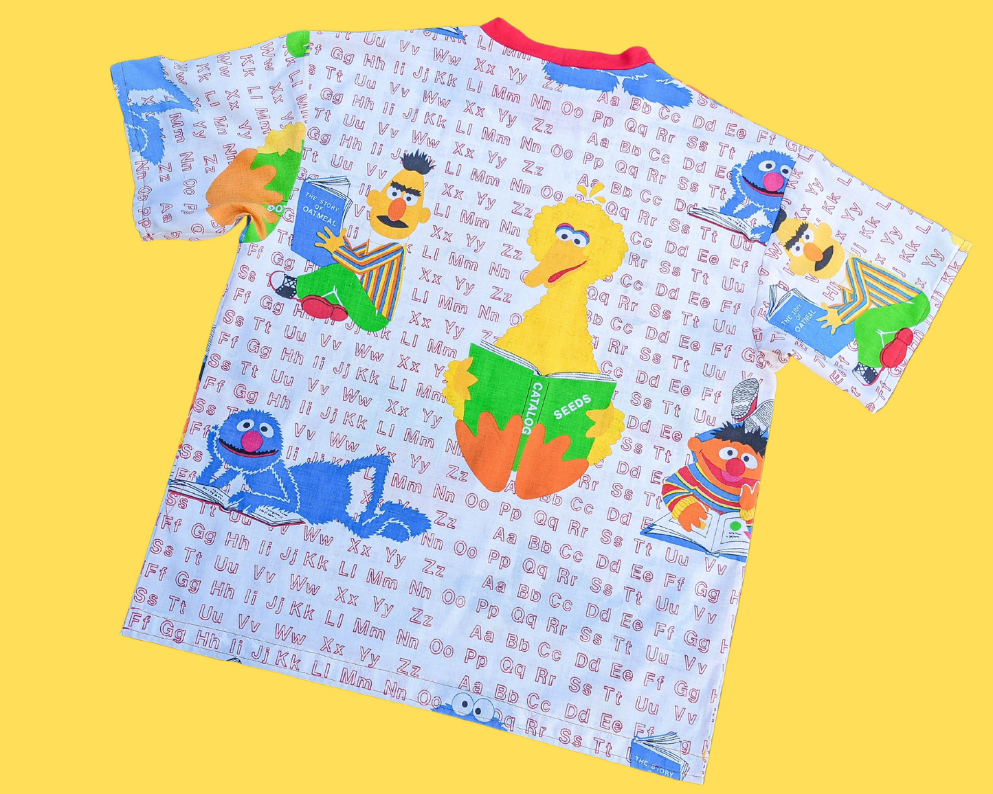 Fait à la main, Upcycled Sesame Street Vintage 1980's Bedsheet T-Shirt Oversize XS - Convient comme une taille M