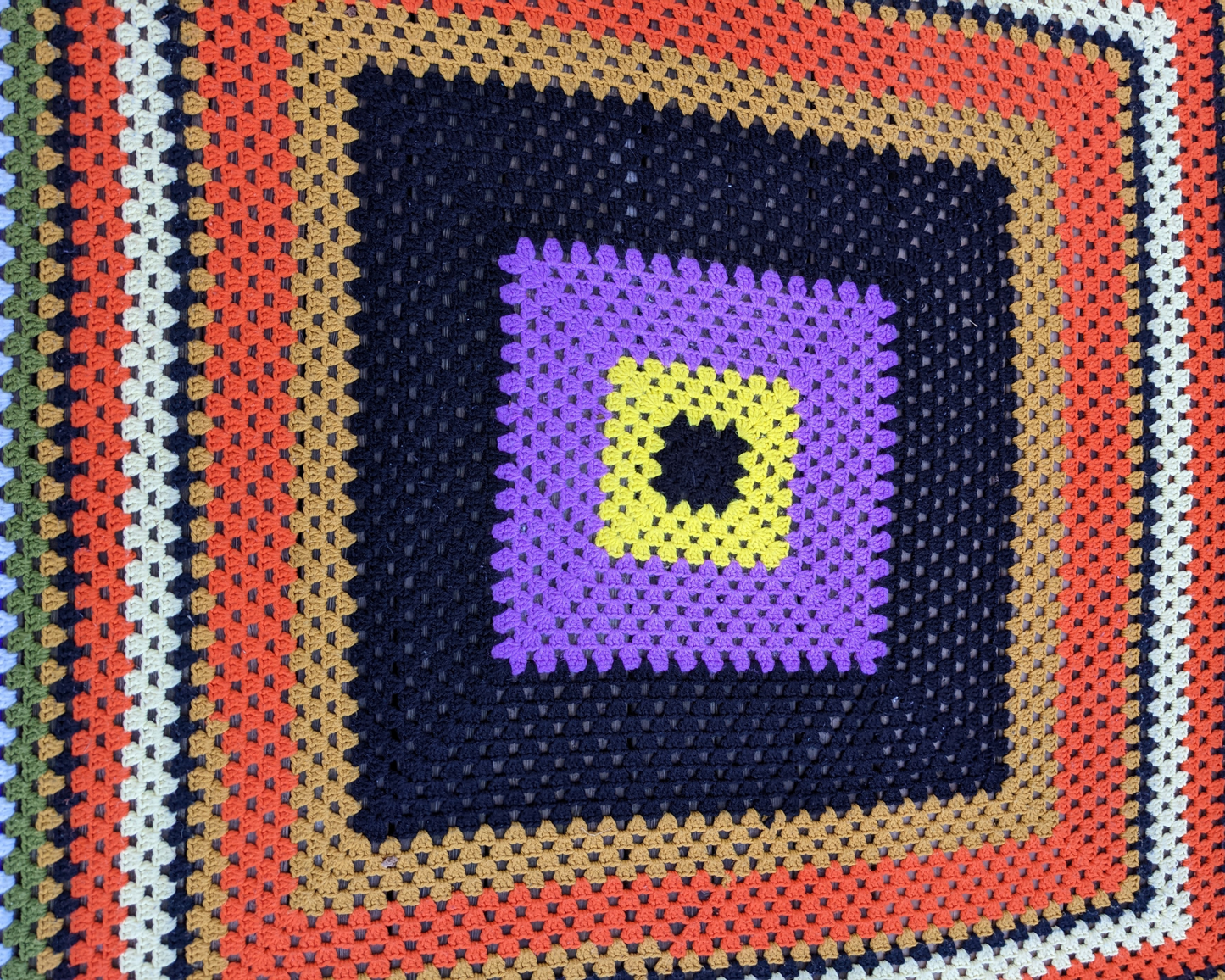 Couverture au crochet en laine aux couleurs arc-en-ciel des années 1970
