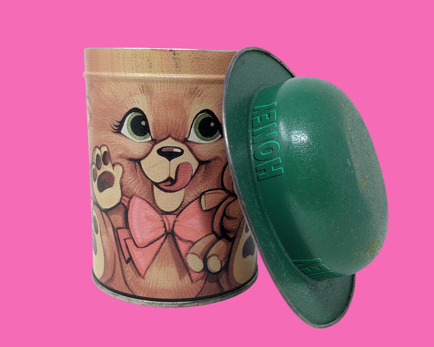 Petit ours vintage des années 1990 avec une boîte en étain de couverture de chapeau vert