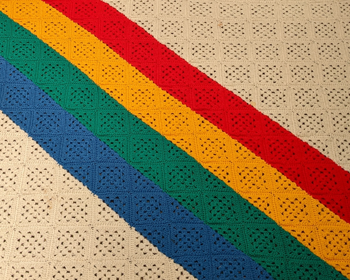 Couverture au crochet en laine aux couleurs arc-en-ciel des années 1970