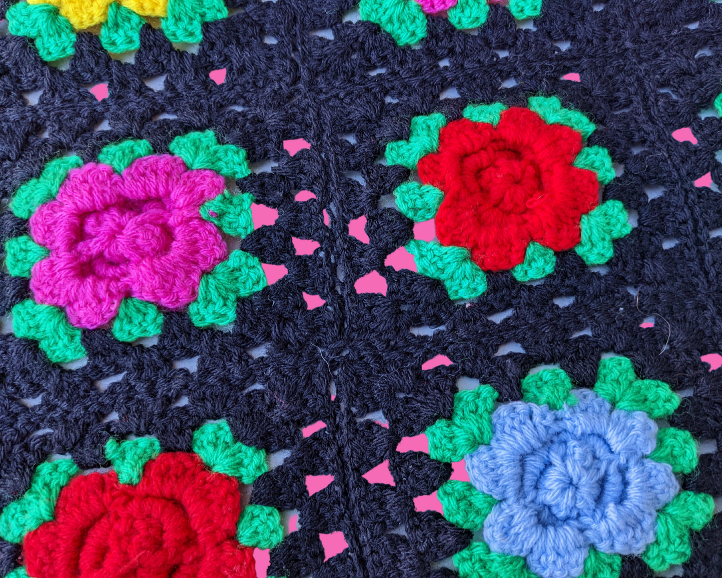 Couverture au crochet de petits boutons de rose vintage des années 1960