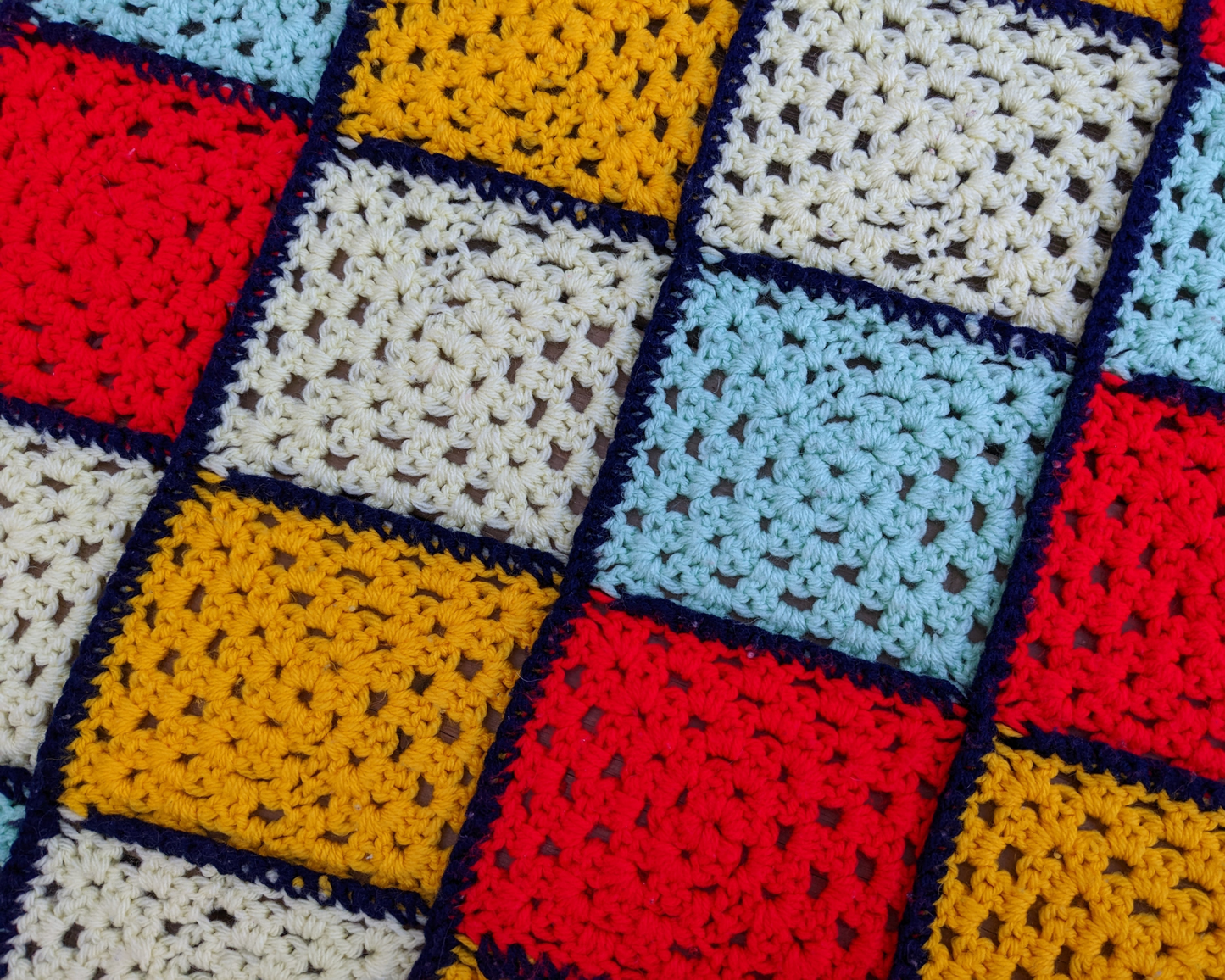 Couverture au crochet en laine jaune, bleu, turquoise et jaune vintage des années 1970