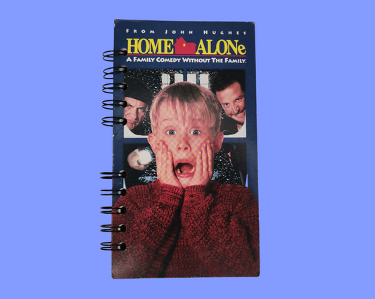 Cahier de film VHS recyclé seul à la maison