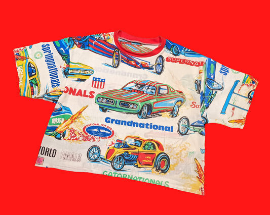 Fait à la main, Upcycled Vintage Cars National Themed 1970's Bedsheet T-Shirt Oversize XS - Convient à une taille M