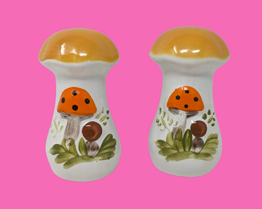 Salières et poivrières aux champignons vintage des années 1970 fabriquées au Japon