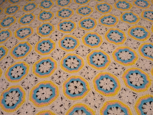 Couverture en crochet acrylique vert, jaune et blanc vintage des années 1960