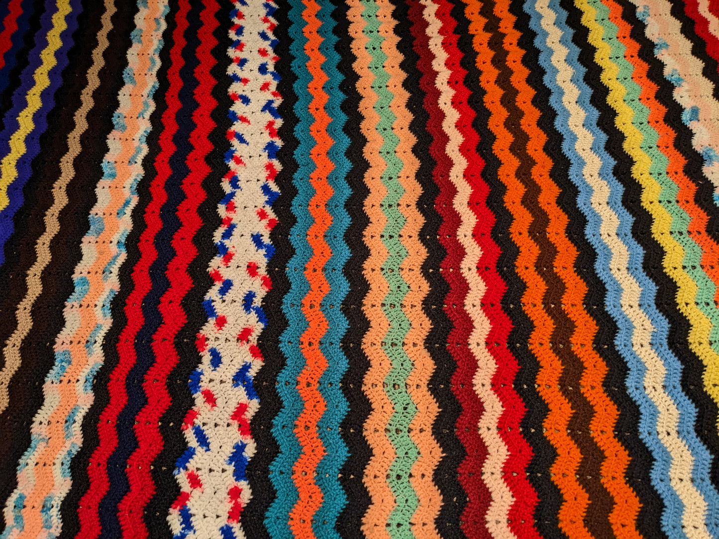 Couverture en crochet acrylique vert, jaune et blanc vintage des années 1960