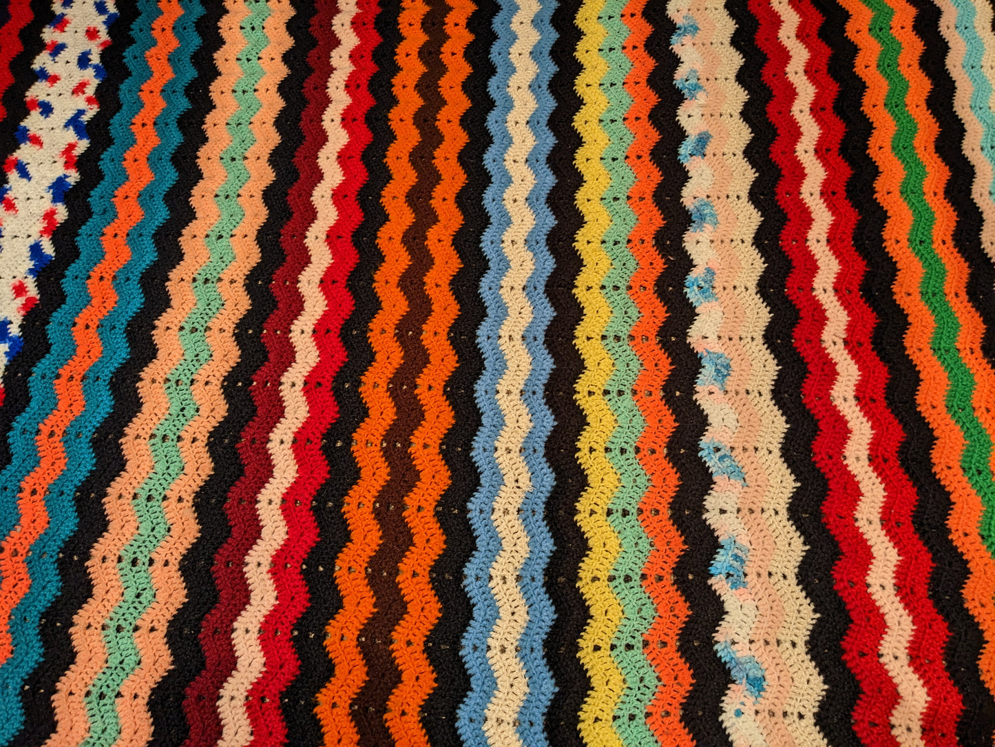 Couverture en crochet acrylique vert, jaune et blanc vintage des années 1960