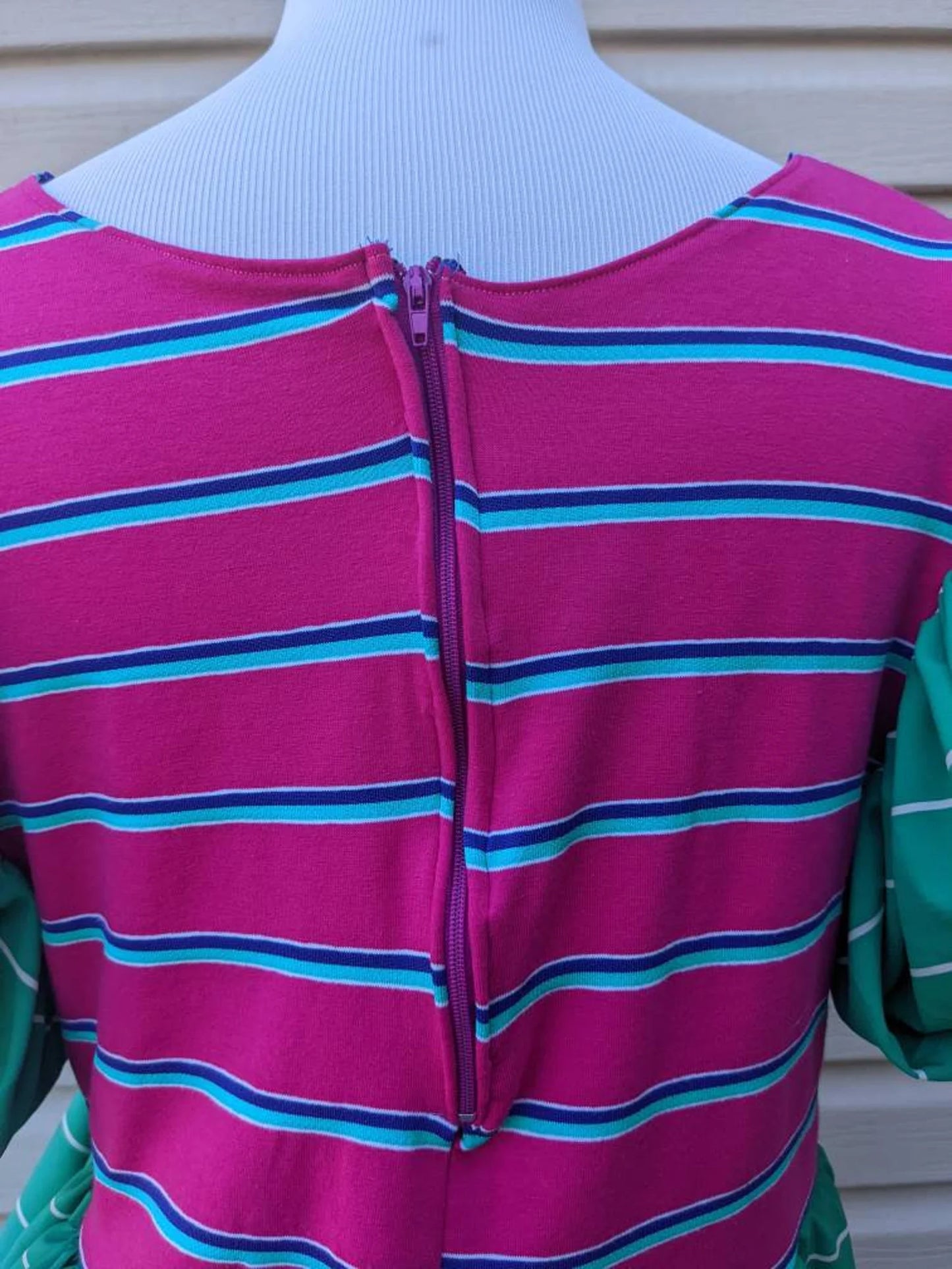Fait à la main, tissu rayé extensible rose recyclé et robe en tissu doublé vert et blanc soyeux, manches courtes bouffantes taille SM