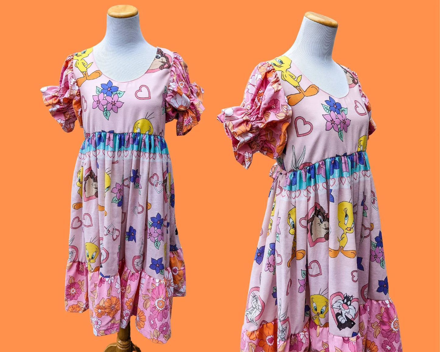 Fait à la main, Upcycled Looney Tunes, Tweety Bird et Sylvester Drap de lit, Tissu floral rose rétro, Manches bouffantes courtes Taille SM