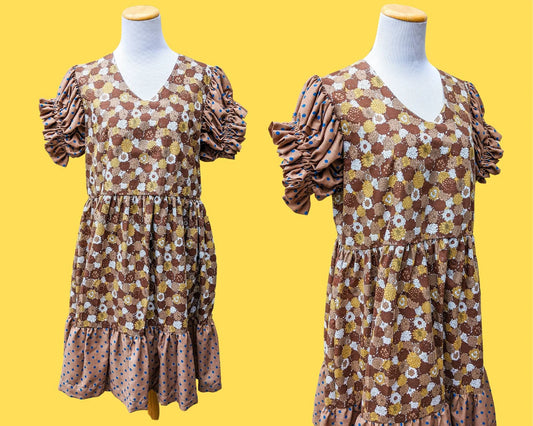 Robe à fleurs marron vintage recyclée faite à la main, manches courtes bouffantes, motif à pois bleus Taille L-XL