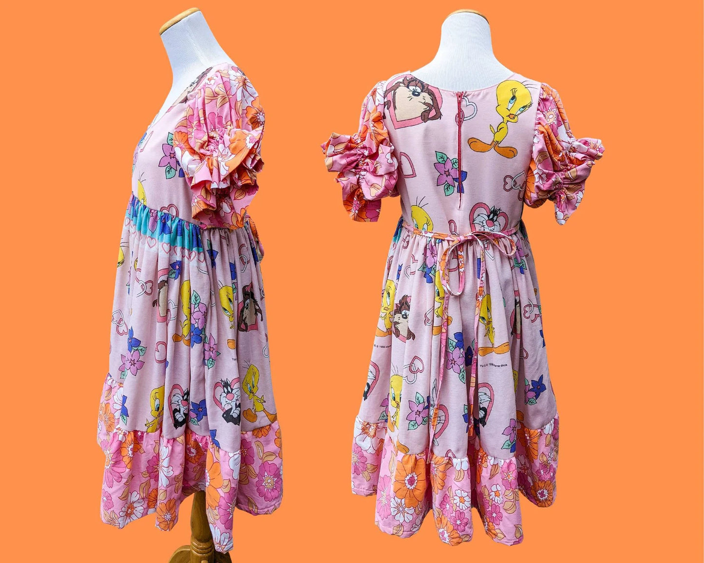 Fait à la main, Upcycled Looney Tunes, Tweety Bird et Sylvester Drap de lit, Tissu floral rose rétro, Manches bouffantes courtes Taille SM