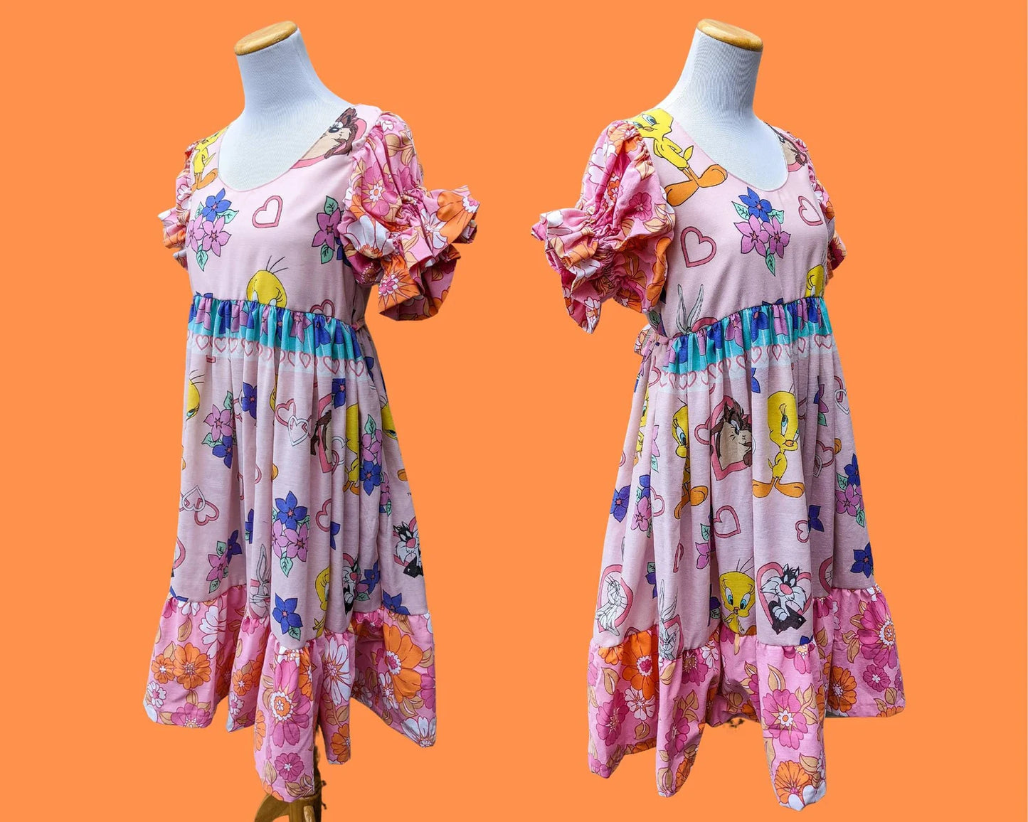 Fait à la main, Upcycled Looney Tunes, Tweety Bird et Sylvester Drap de lit, Tissu floral rose rétro, Manches bouffantes courtes Taille SM