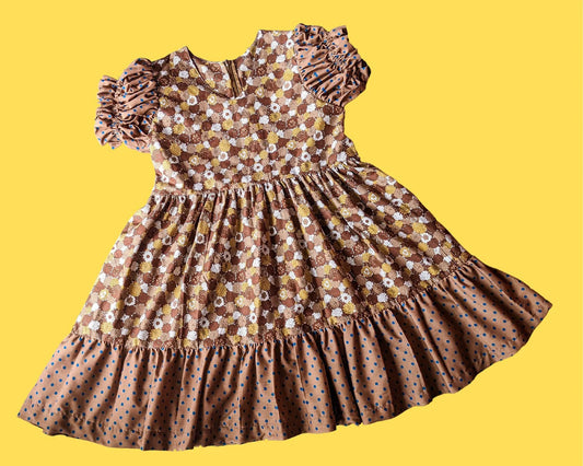 Robe à fleurs marron vintage recyclée faite à la main, manches courtes bouffantes, motif à pois bleus Taille L-XL