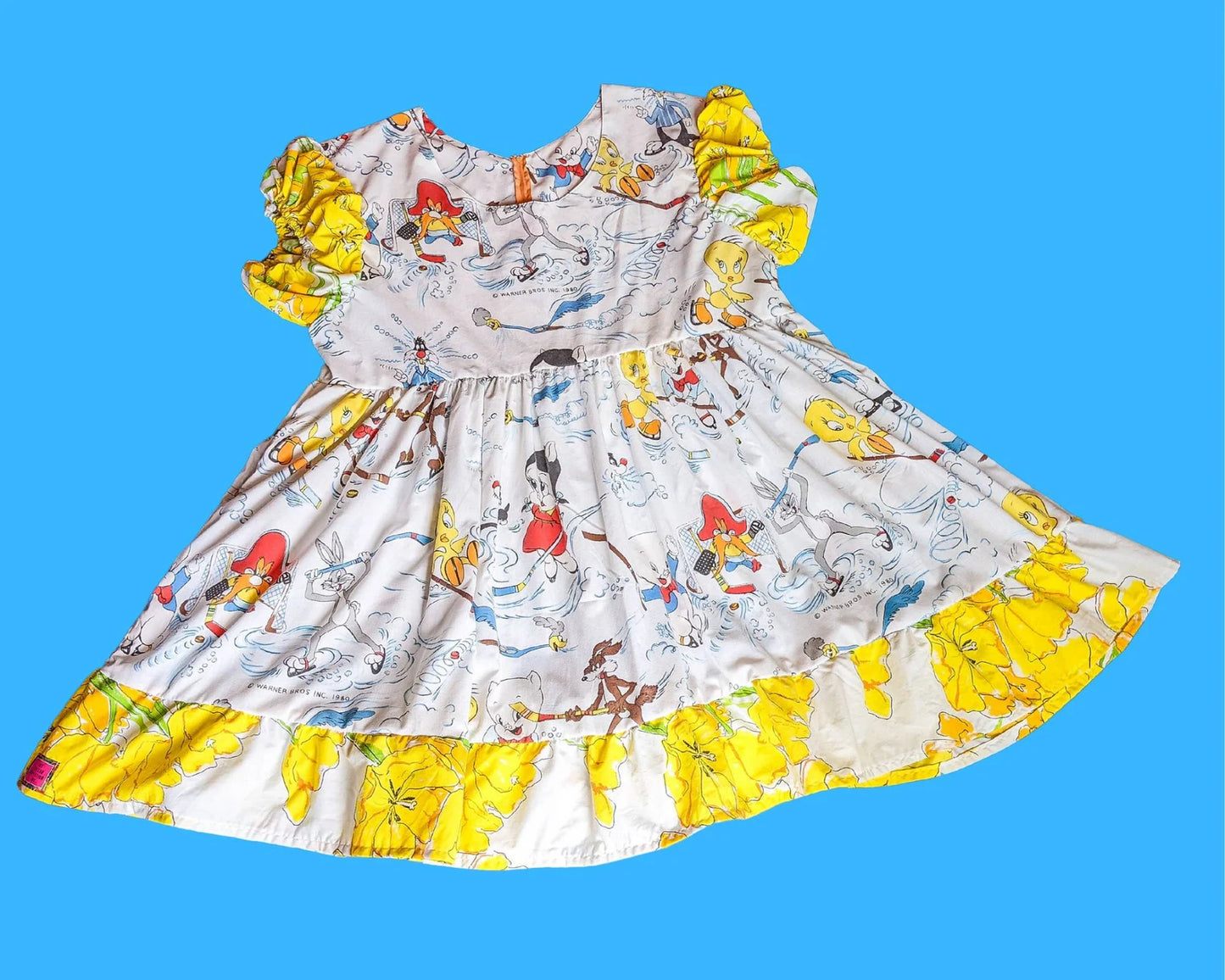 Fait à la main, Upcycled Vintage 1980 Looney Tunes Bedsheets Dress, Short Puffy Sleeves, Floral Fabric Size 2XL